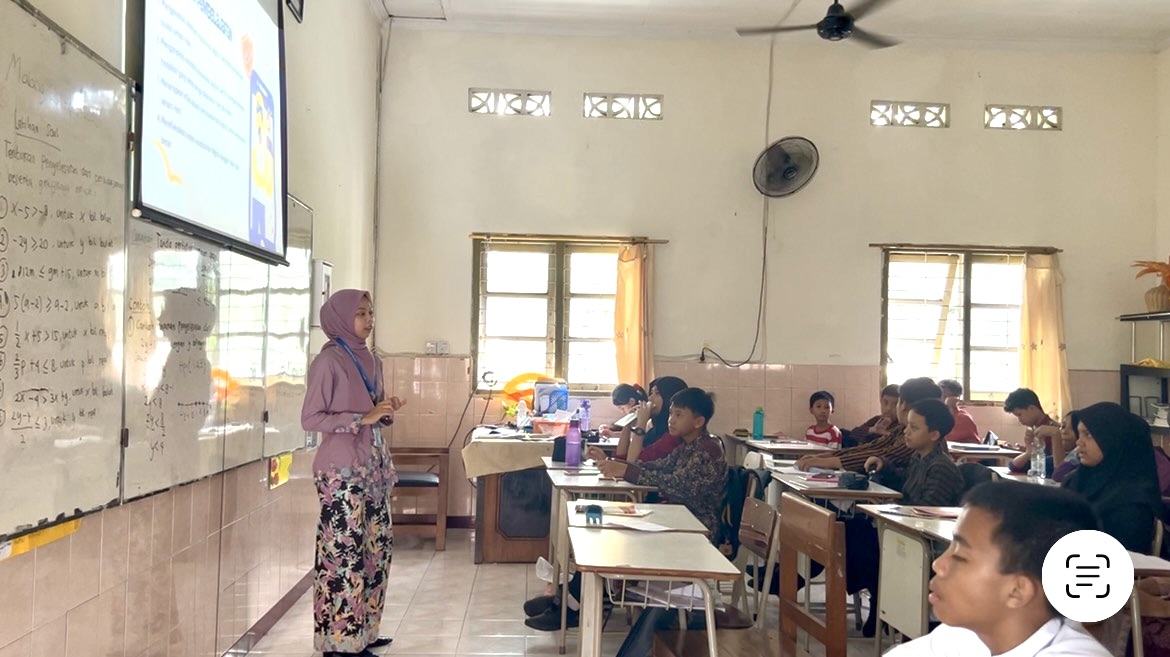 Dokumentasi praktik mengajar terbimbing di kelas